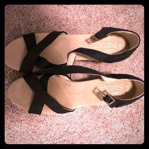 Toms wedges black with ankle strap